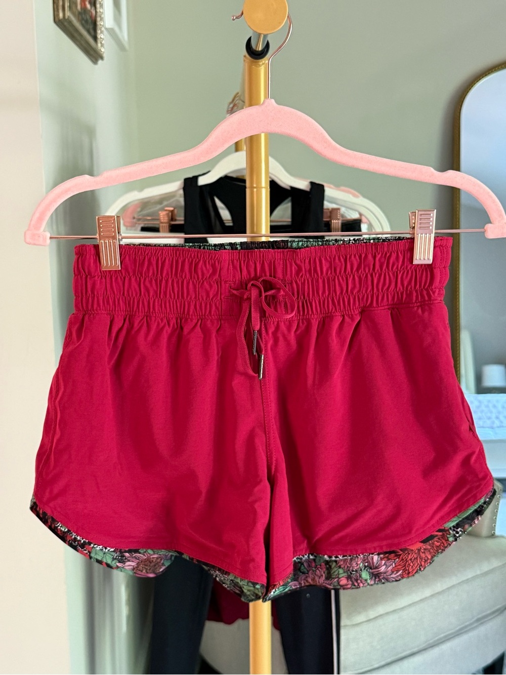 Lululemon Choose A Side Short *3"
Ruby Red / Zen Garden Multi - Size 4